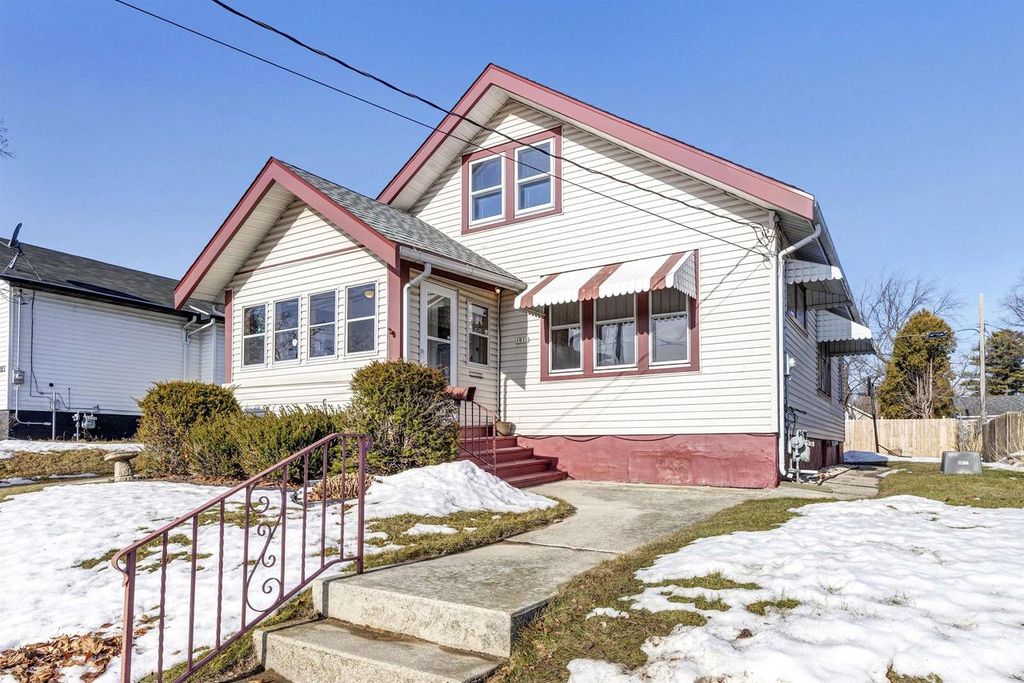 Photo of 1012 Green STREET, Manitowoc, WI 54220 (MLS # 50319402)