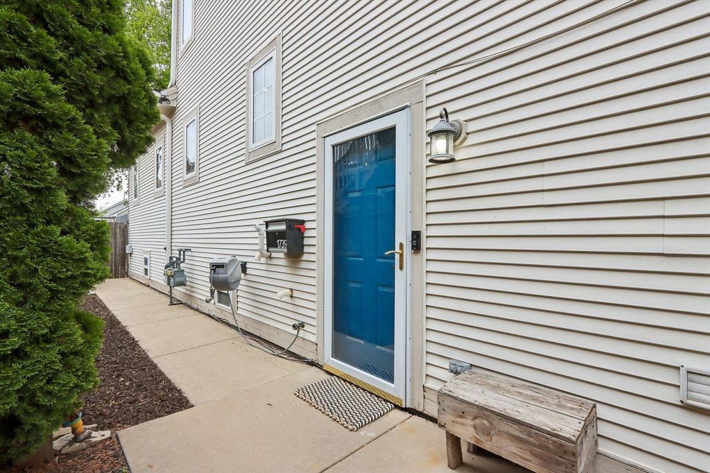 Photo of 1739 N Warren AVENUE, Milwaukee, WI 53202 (MLS # 1963664)