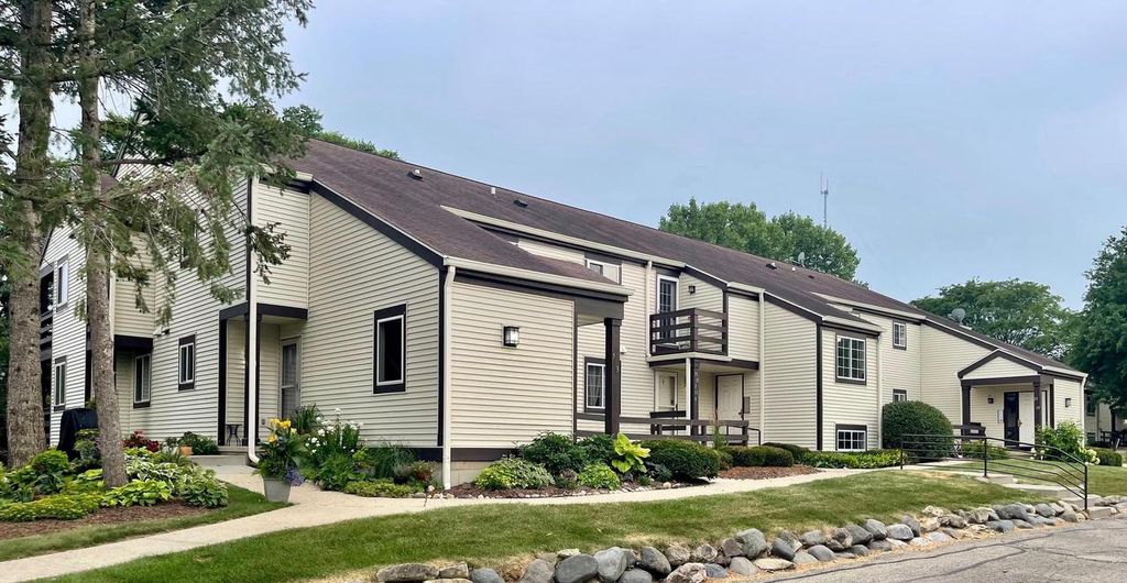 Photo of 1 Creekside WAY #9, Madison, WI 53717 (MLS # 2028673)
