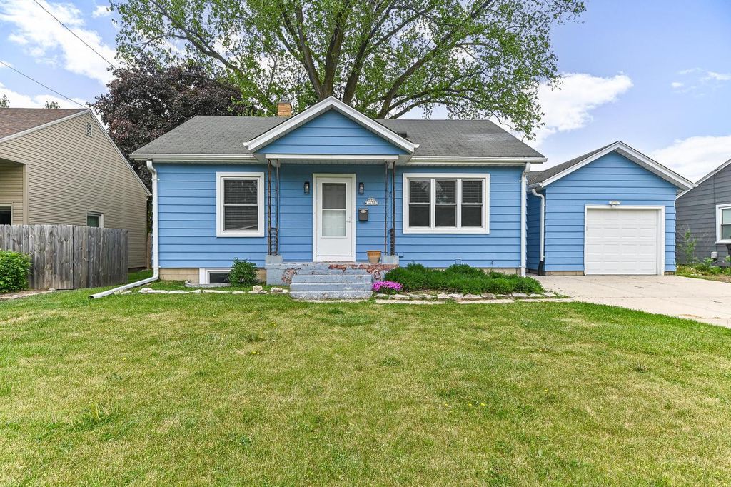 Photo of N90W16702 Pershing AVENUE, Menomonee Falls, WI 53051 (MLS # 1964739)