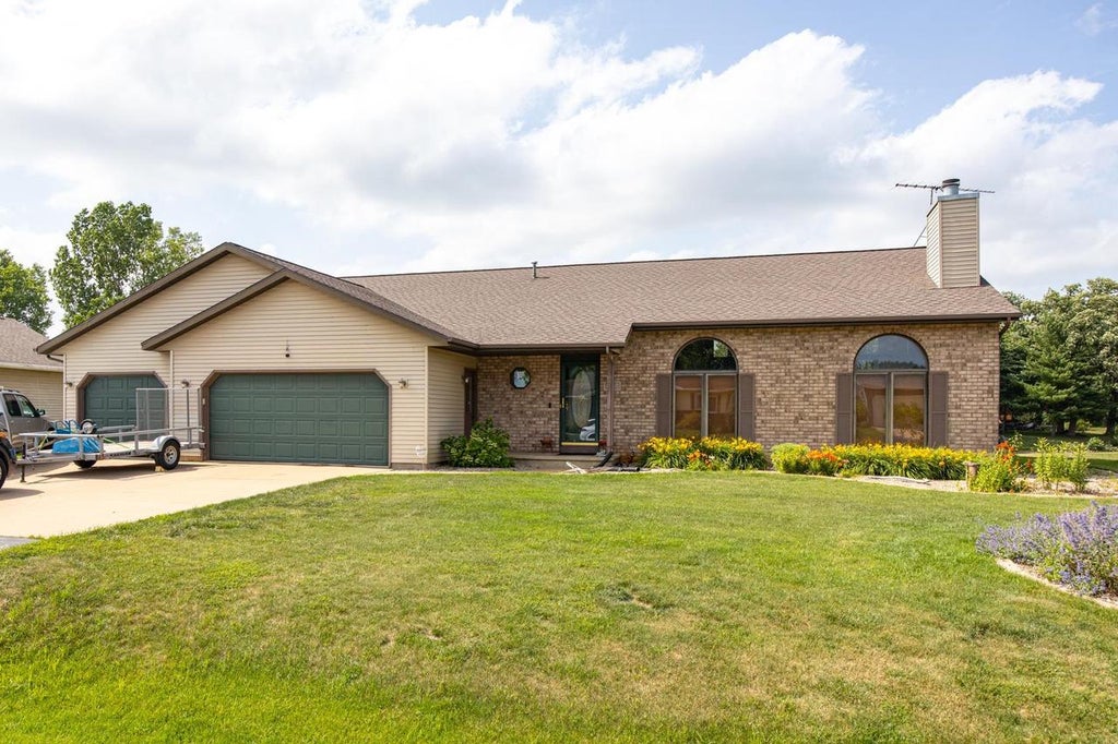 Photo of 3318 Creek Side DRIVE, Oshkosh, WI 54904 (MLS # 50328367)