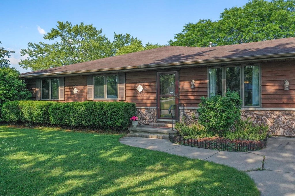 Photo of 2440 Meadow Park DRIVE, Green Bay, WI 54311 (MLS # 50329049)