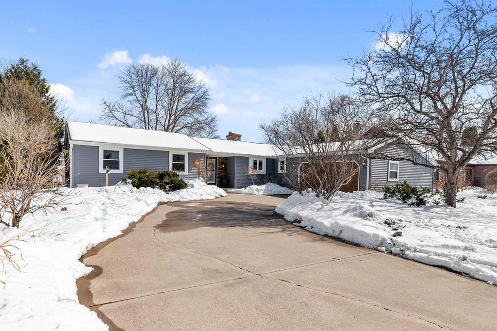 Photo of 1866 Cliffview COURT, Oshkosh, WI 54901 (MLS # 50322494)