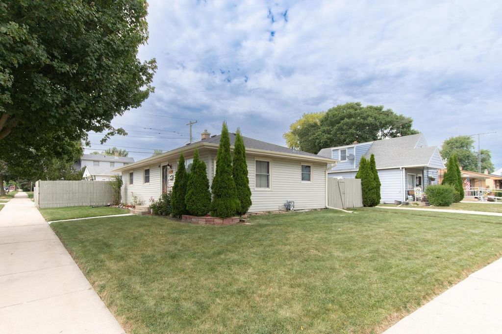 Photo of 2400 Romayne AVENUE, Racine, WI 53404 (MLS # 1941341)