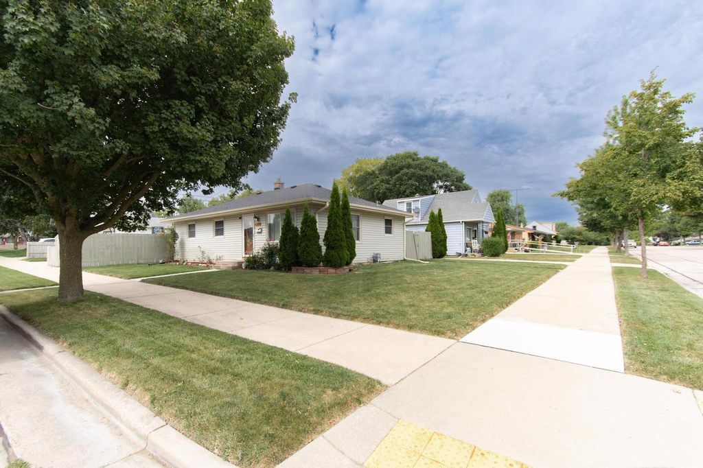 Photo of 2400 Romayne AVENUE, Racine, WI 53404 (MLS # 1941341)