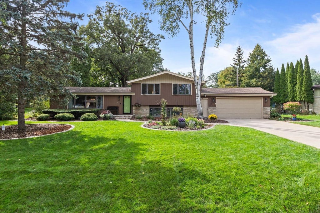Photo of 2663 Woodcrest DRIVE, Neenah, WI 54956 (MLS # 50332797)