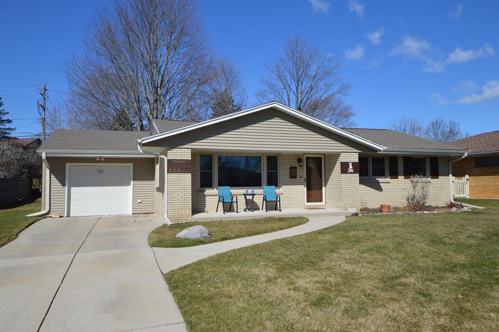 Photo of 500 Parkway DRIVE, South Milwaukee, WI 53172 (MLS # 1955035)
