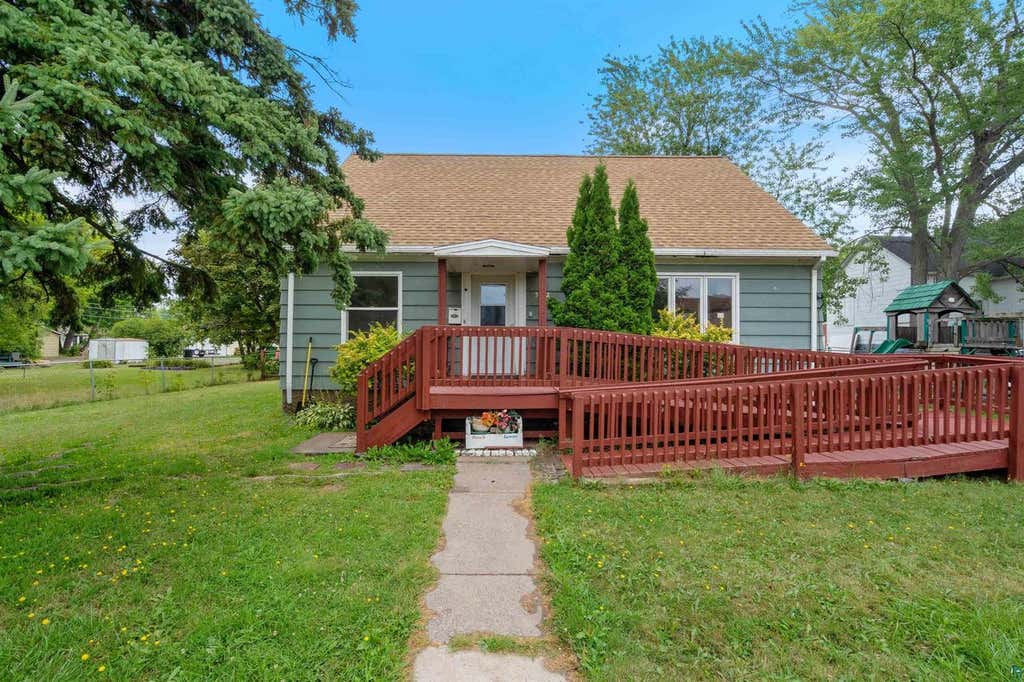 Photo of 5822 Ogden AVENUE, Superior, WI 54880 (MLS # 6127570)
