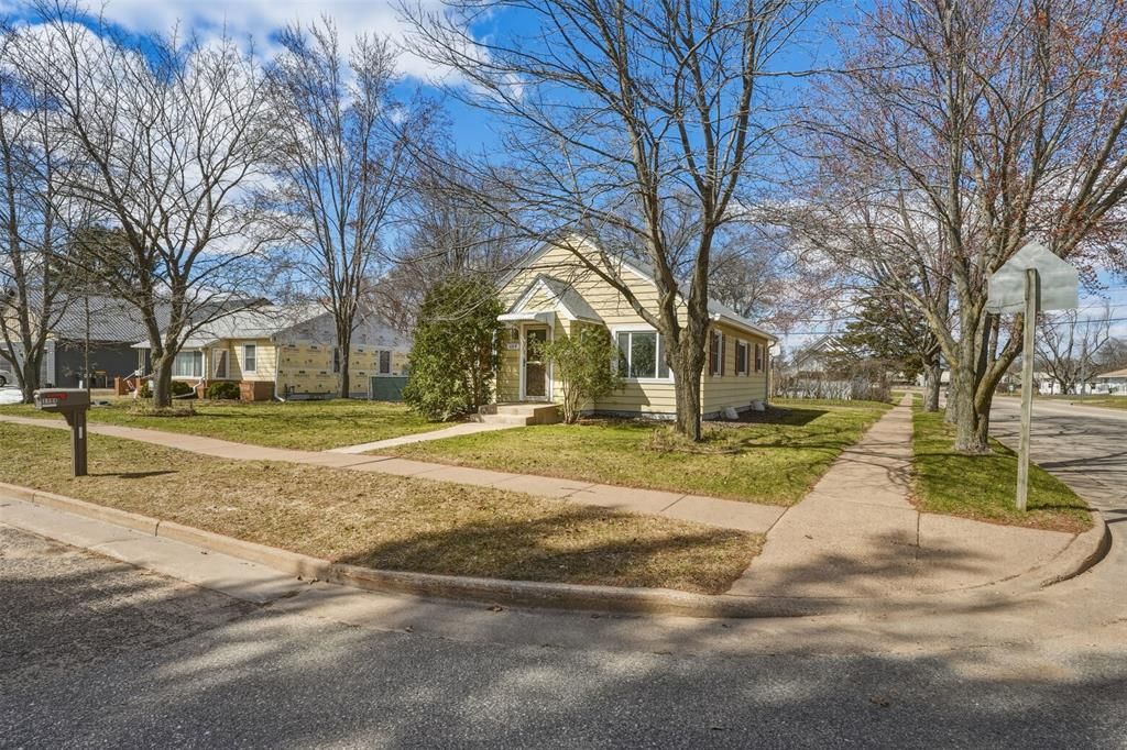 Photo of 1104 Garfield AVENUE, Altoona, WI 54720 (MLS # 1599684)