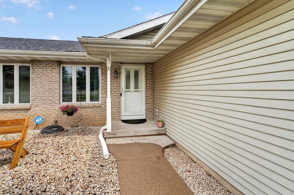 Photo of 237 W Parkview STREET, Cottage Grove, WI 53527 (MLS # 2025553)