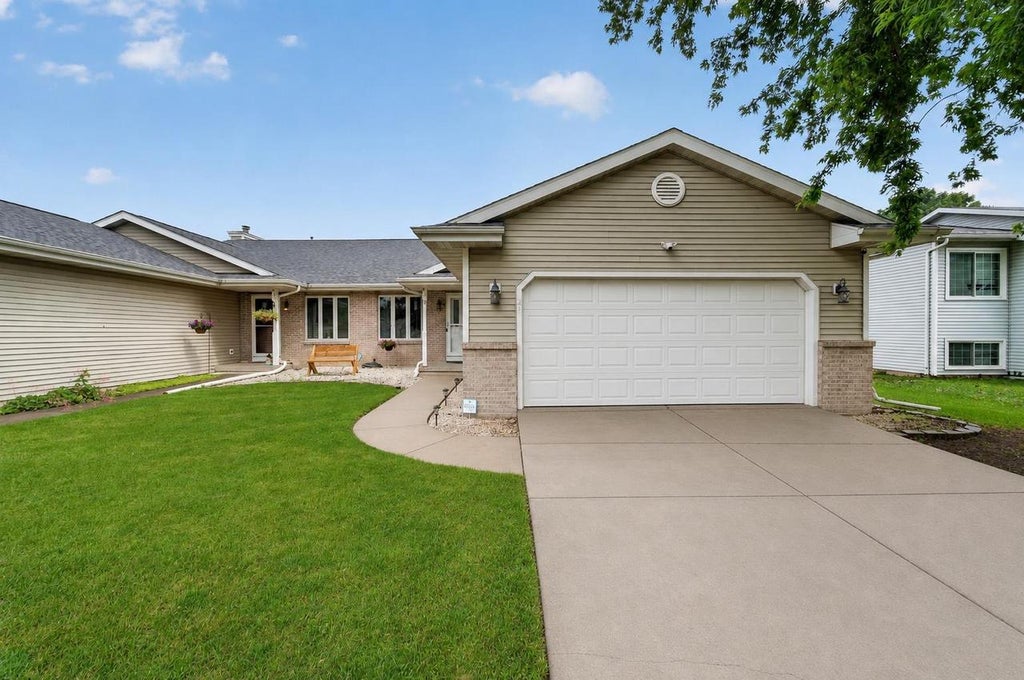 Photo of 237 W Parkview STREET, Cottage Grove, WI 53527 (MLS # 2025553)