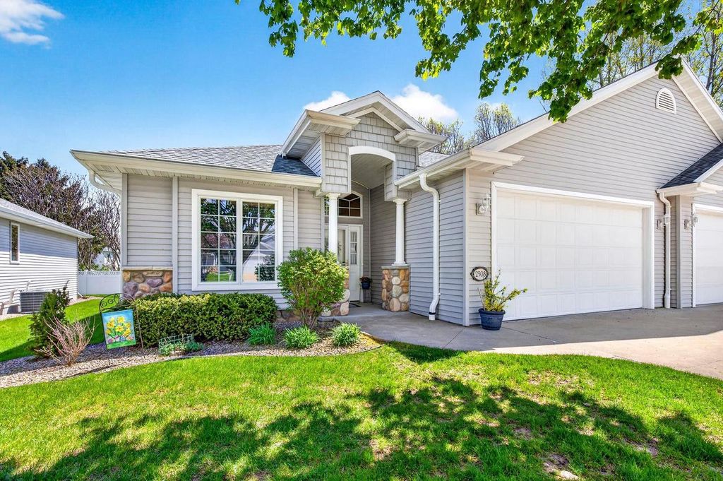 Photo of 2508 Waterford COURT, Neenah, WI 54956 (MLS # 50325284)