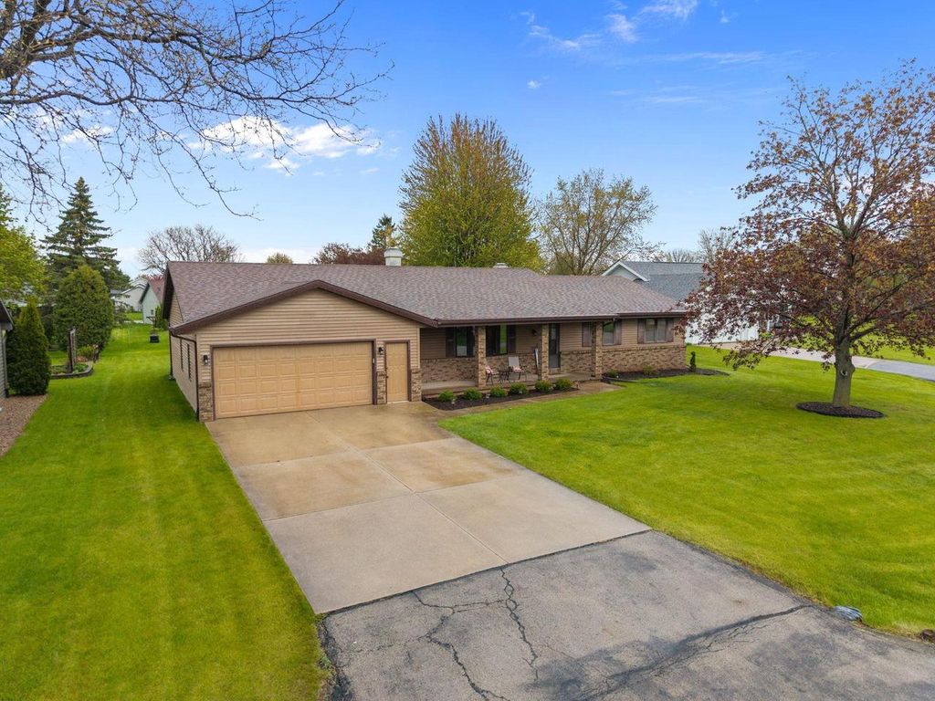 Photo of W2572 Colonial COURT, Appleton, WI 54915 (MLS # 50325353)