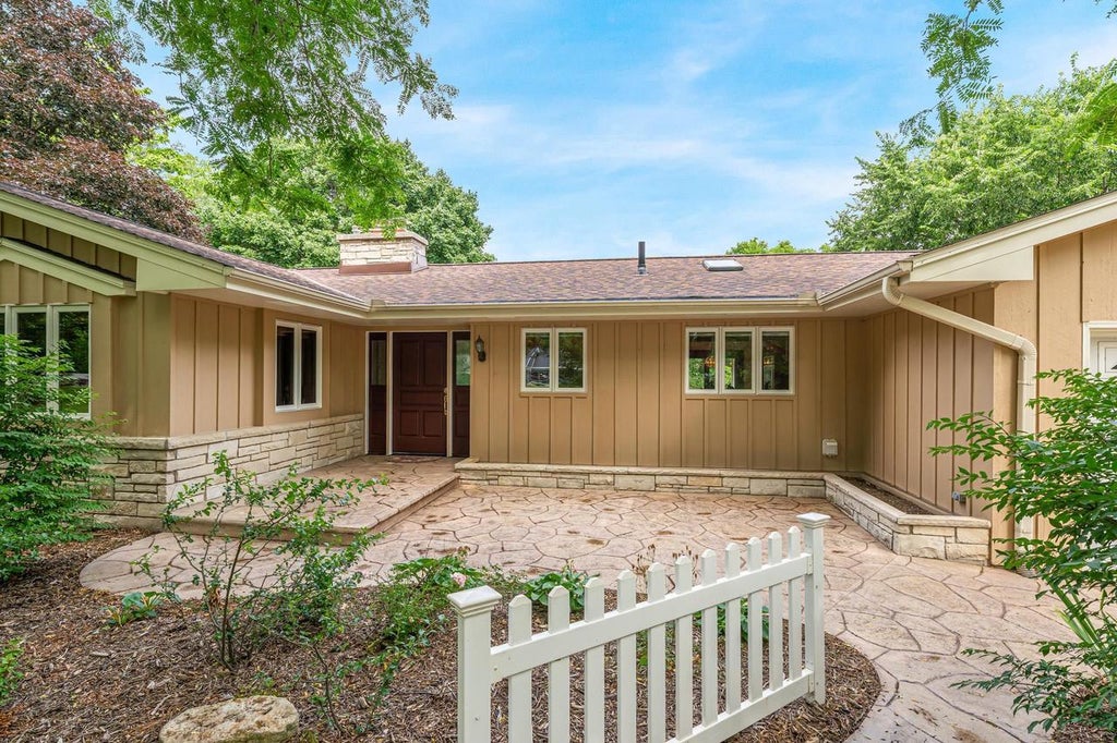 Photo of W270S3575 Oak Knoll DRIVE, Waukesha, WI 53189 (MLS # 50329192)