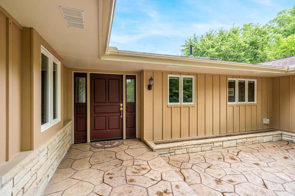 Photo of W270S3575 Oak Knoll DRIVE, Waukesha, WI 53189 (MLS # 50329192)