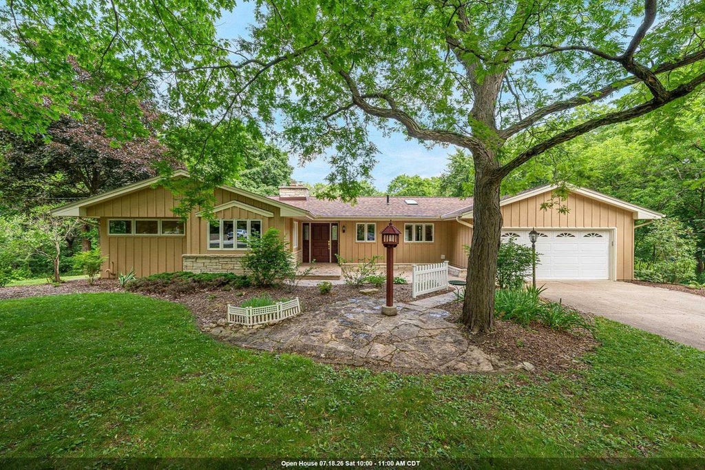 Photo of W270S3575 Oak Knoll DRIVE, Waukesha, WI 53189 (MLS # 50329192)