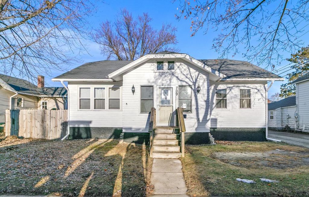 Photo of 709 DeWitt STREET, Portage, WI 53901 (MLS # 2014316)