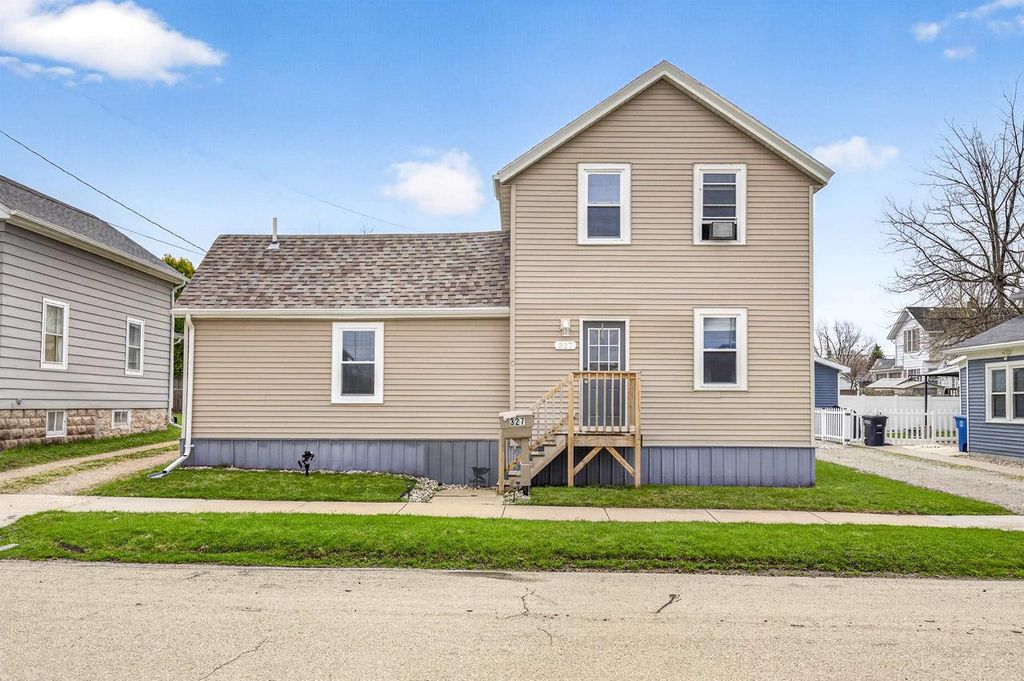 Photo of 327 W 7th AVENUE, Oshkosh, WI 54902 (MLS # 50323861)