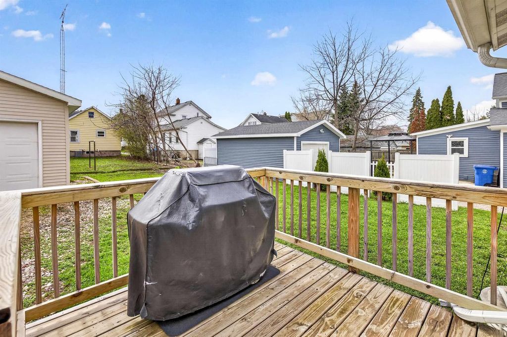 Photo of 327 W 7th AVENUE, Oshkosh, WI 54902 (MLS # 50323861)