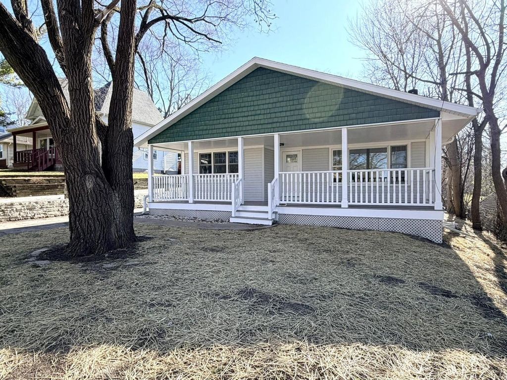 Photo of 1028 Oakland AVENUE, Waukesha, WI 53186 (MLS # 1956954)