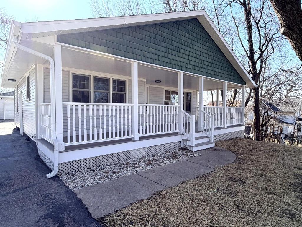 Photo of 1028 Oakland AVENUE, Waukesha, WI 53186 (MLS # 1956954)