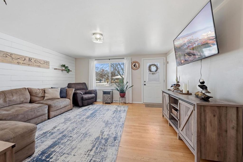 Photo of 1129 Suburban DRIVE, De Pere, WI 54115 (MLS # 50321622)