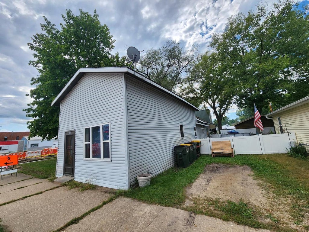Photo of 138 S Oak St, Lone Rock, WI 53556 (MLS # 2032759)