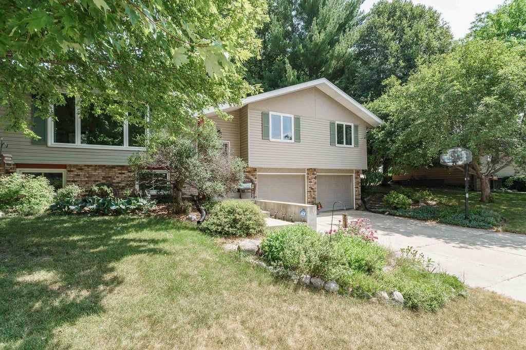 Photo of 432 Applewood LANE, Janesville, WI 53548 (MLS # 2028666)