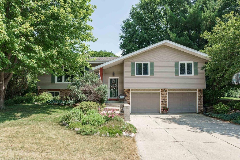 Photo of 432 Applewood LANE, Janesville, WI 53548 (MLS # 2028666)