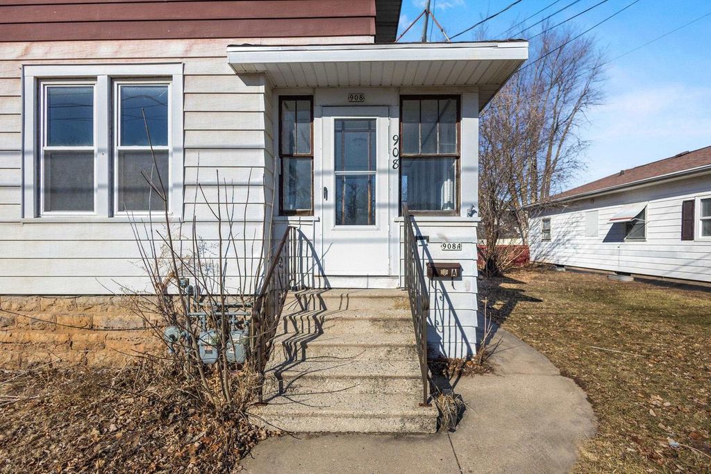 Photo of 908 W 10th AVENUE, Oshkosh, WI 54902 (MLS # 50321186)