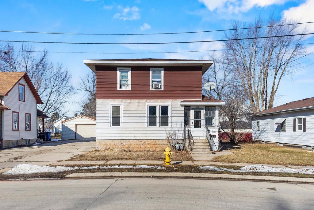 Photo of 908 W 10th AVENUE, Oshkosh, WI 54902 (MLS # 50321186)