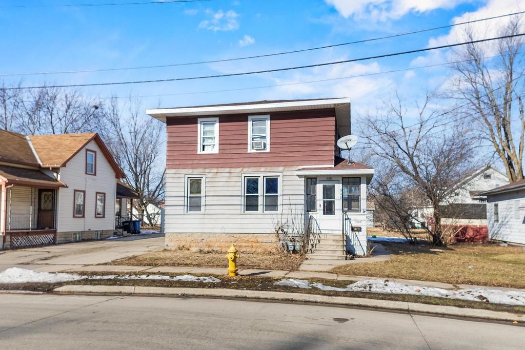Photo of 908 W 10th AVENUE, Oshkosh, WI 54902 (MLS # 50321186)