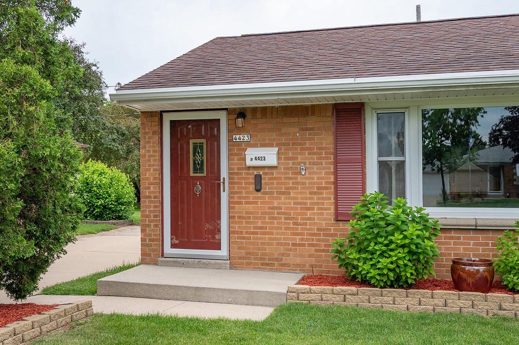 Photo of 4423 S 61st STREET, Greenfield, WI 53220 (MLS # 1969415)