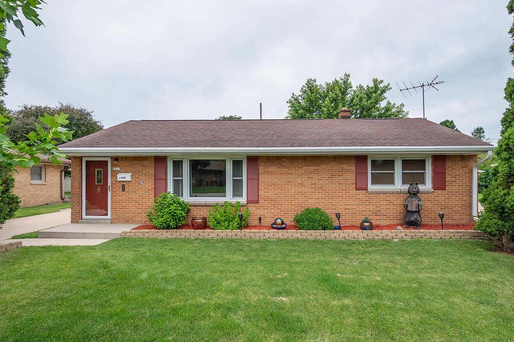 Photo of 4423 S 61st STREET, Greenfield, WI 53220 (MLS # 1969415)