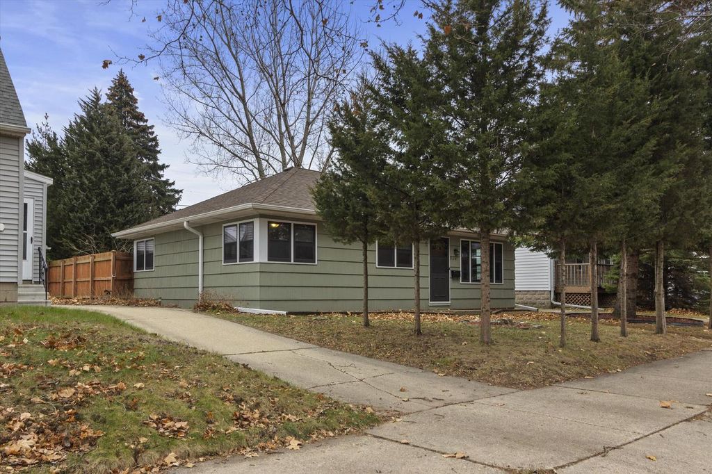 Photo of 3526 S Brust AVENUE, Milwaukee, WI 53207 (MLS # 1955340)