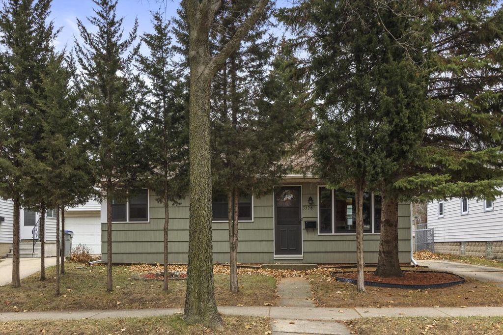 Photo of 3526 S Brust AVENUE, Milwaukee, WI 53207 (MLS # 1955340)