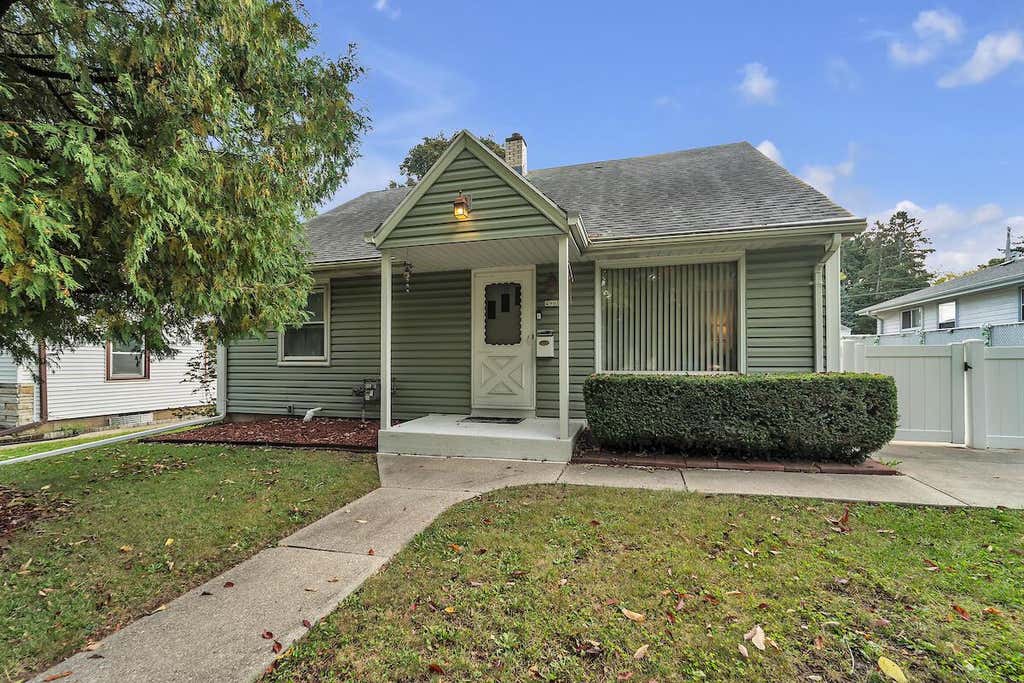 Photo of 4960 N 73rd STREET, Milwaukee, WI 53218 (MLS # 1975378)