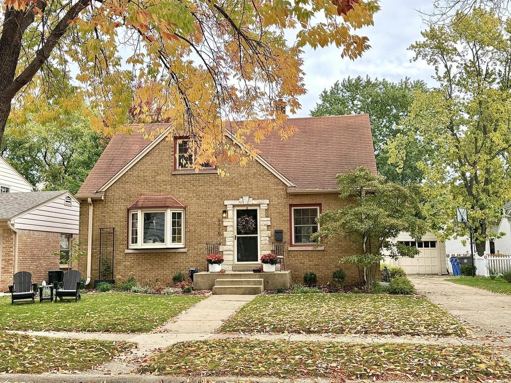 Photo of 5116 N Berkeley BOULEVARD, Whitefish Bay, WI 53217 (MLS # 1985137)