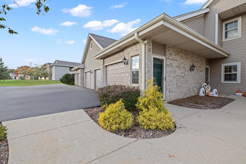 Photo of 18520 Emerald CIRCLE #F, Brookfield, WI 53045 (MLS # 1940598)