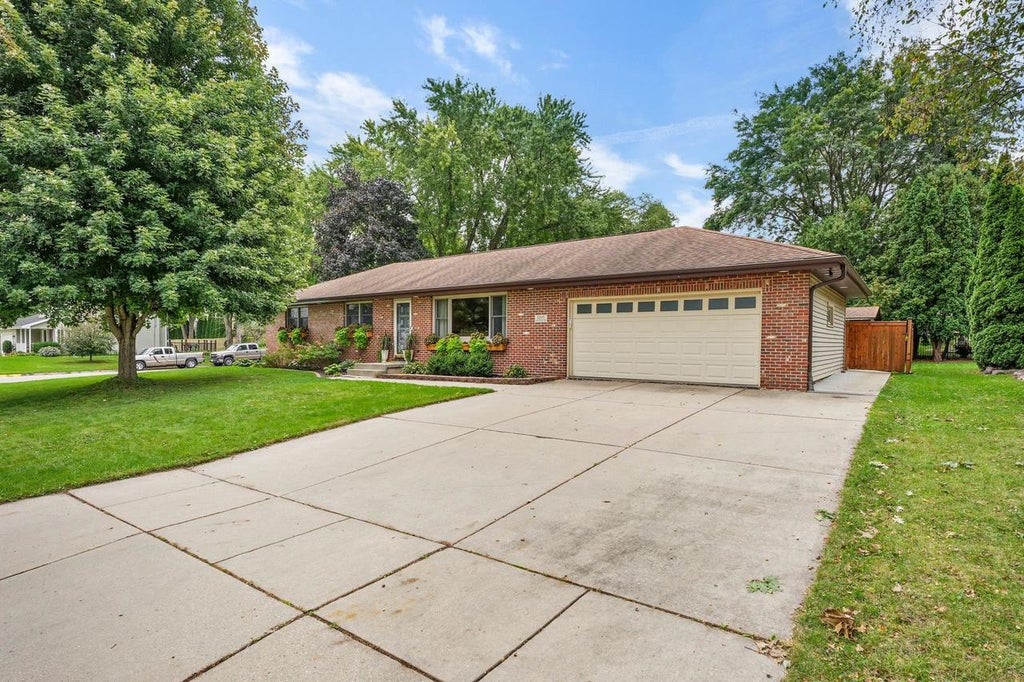Photo of 1205 Wexford DRIVE, Waunakee, WI 53597 (MLS # 2033083)