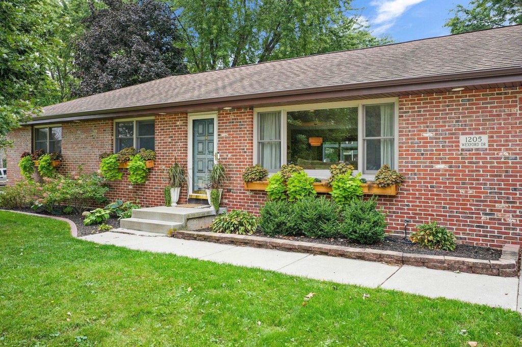Photo of 1205 Wexford DRIVE, Waunakee, WI 53597 (MLS # 2033083)