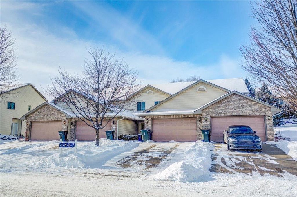 Photo of 2954-2960 Kentville DRIVE, Sun Prairie, WI 53590 (MLS # 2016383)