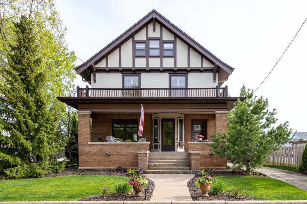Photo of 823 Washington AVENUE, Oshkosh, WI 54901 (MLS # 50325814)