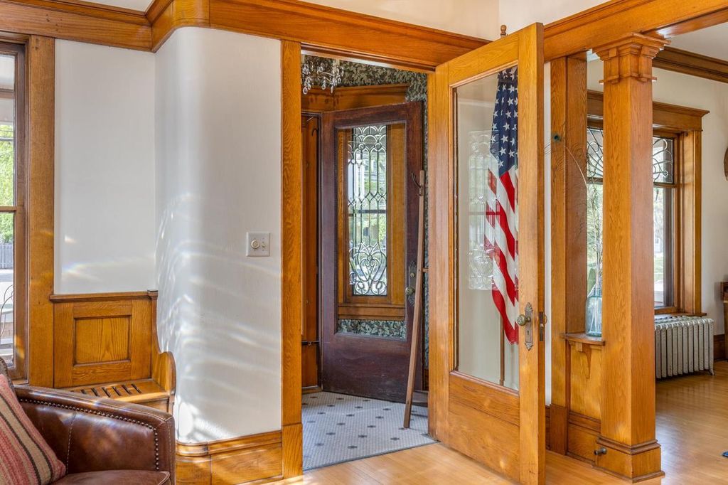 Photo of 823 Washington AVENUE, Oshkosh, WI 54901 (MLS # 50325814)