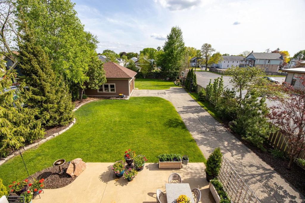 Photo of 823 Washington AVENUE, Oshkosh, WI 54901 (MLS # 50325814)