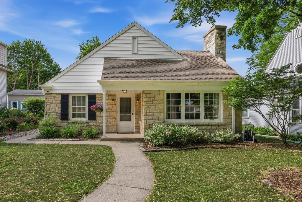 Photo of 215 W Saveland AVENUE, Milwaukee, WI 53207 (MLS # 1968470)
