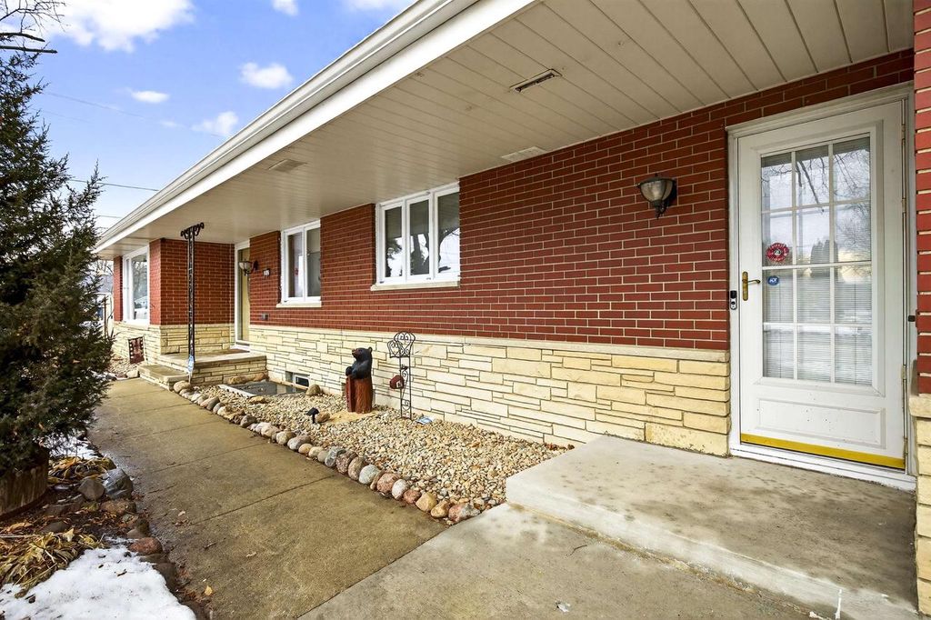 Photo of 802 E Florida AVENUE, Appleton, WI 54911 (MLS # 50319861)