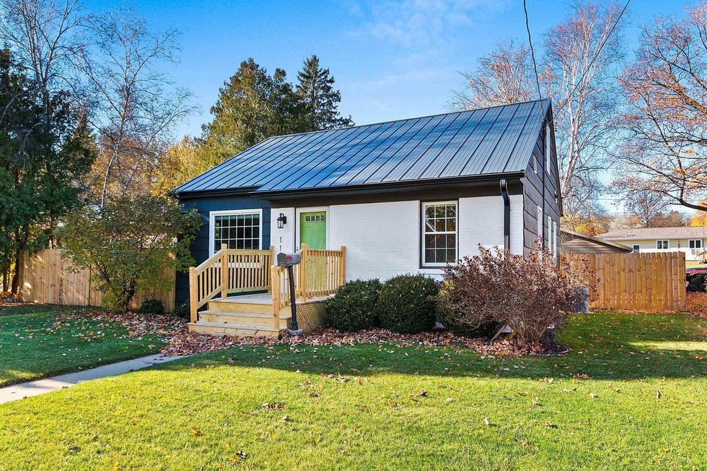 Photo of 111 N Geneva AVENUE, Sturgeon Bay, WI 54235 (MLS # 50318218)