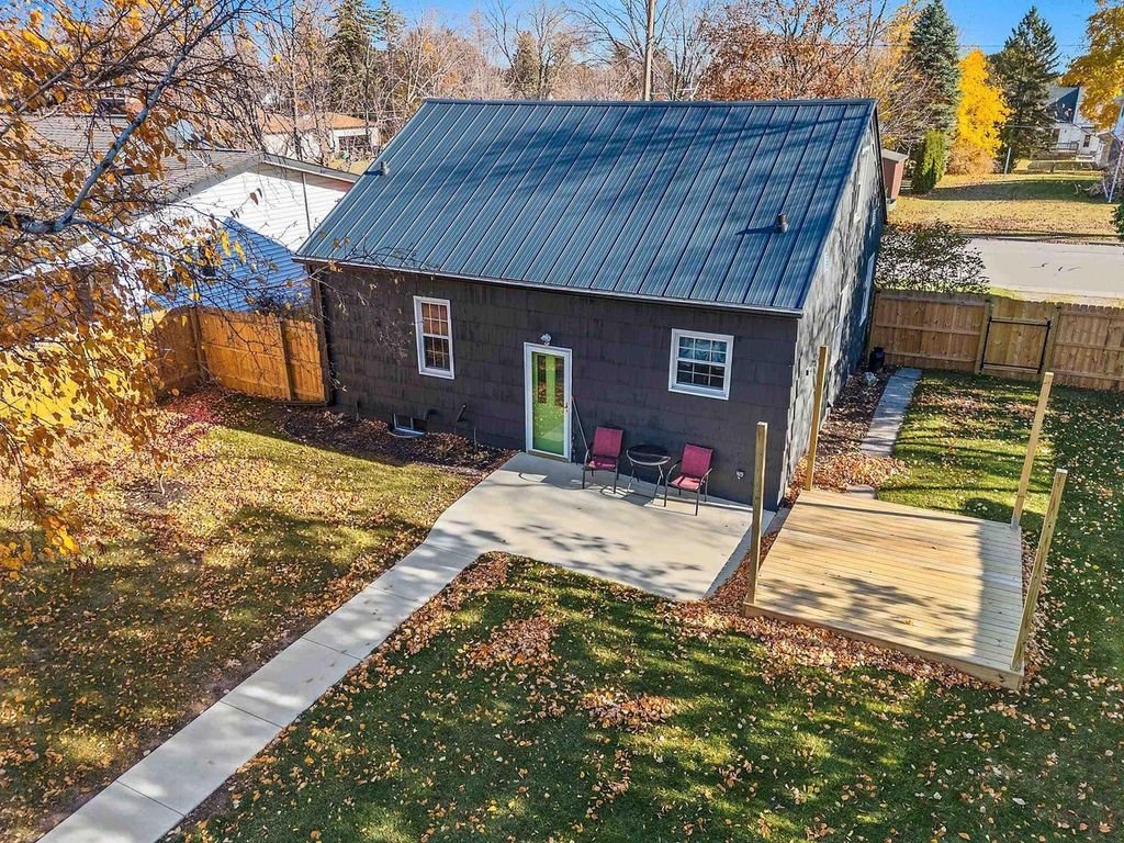 Photo of 111 N Geneva AVENUE, Sturgeon Bay, WI 54235 (MLS # 50318218)