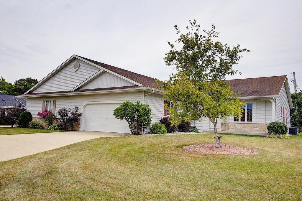 Photo of 4547 W Maplewood DRIVE, Greenfield, WI 53220 (MLS # 1945696)